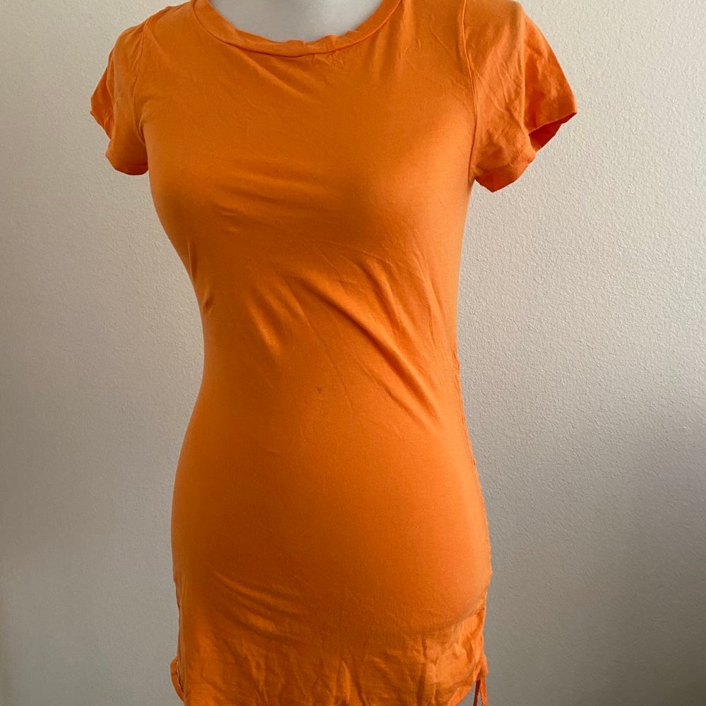 Classic cut short-sleeved round neck T-shirt for women.